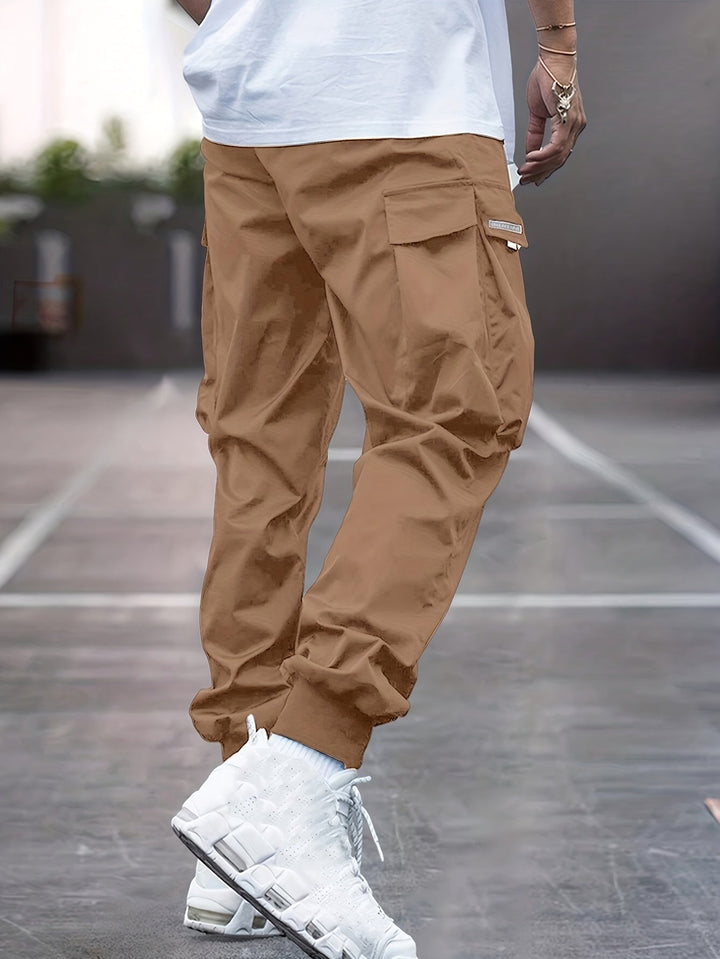 Rückansicht der Erich Herren Freizeithose mit Cargotaschen. Eine vielseitige Kordelzughose für Männer Mode.