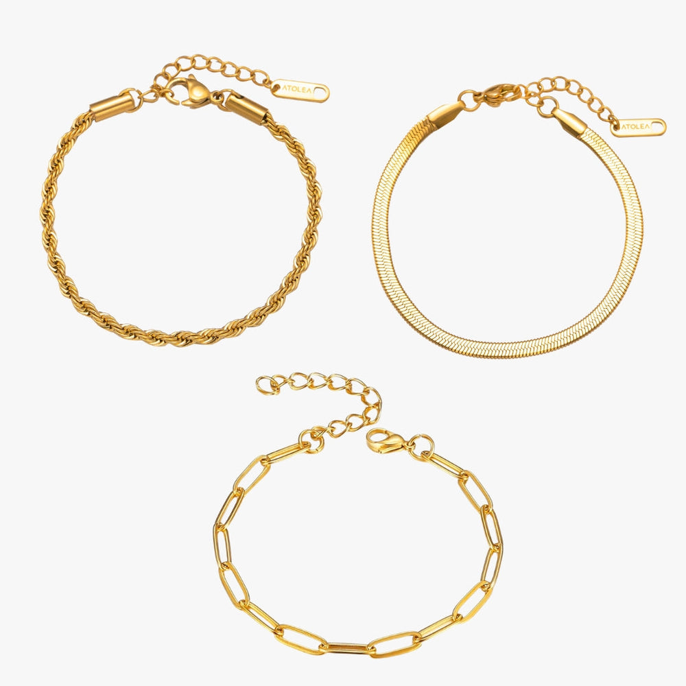 Nahaufnahme des glänzenden Gold Kettenarmbands, Teil des wasserfesten Damenschmuck Sets aus Edelstahl.