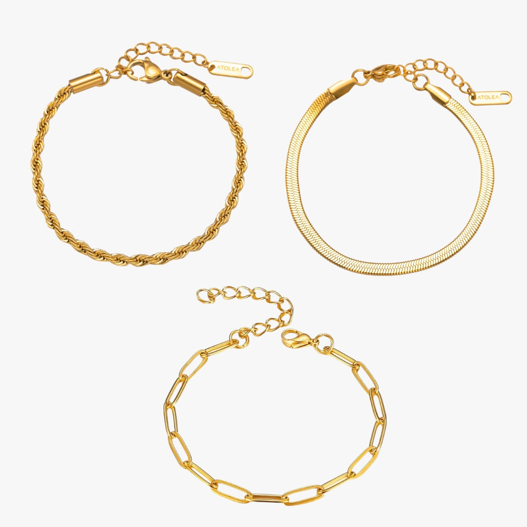 Nahaufnahme des glänzenden Gold Kettenarmbands, Teil des wasserfesten Damenschmuck Sets aus Edelstahl.