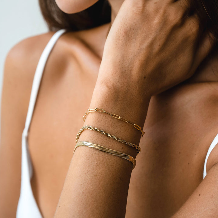 Komplettes Gold Armband Set für Damen, wasserfest und hypoallergen, eine luxuriöse Geschenkidee aus Edelstahl.