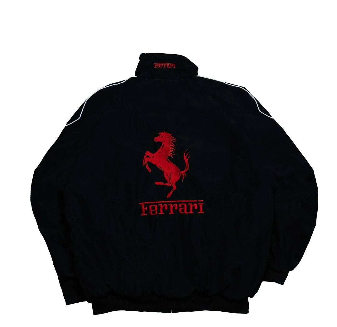 Frontansicht der modischen Vintage Unisex Jacke mit Ferrari-Details für einen urbanen Look.