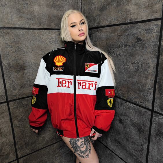 Rückansicht einer stilvollen Unisex Vintage Jacke, die den Charme vergangener Mode einfängt.