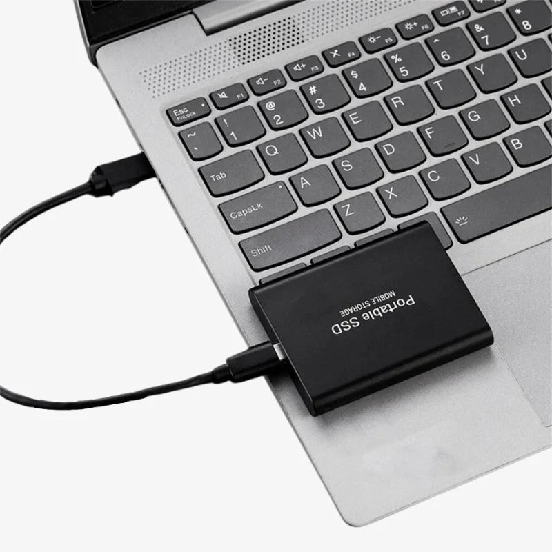 Kompaktes externes SSD Laufwerk in der Hand, tragbar und schnell, ideal für mobilen Datenspeicher.