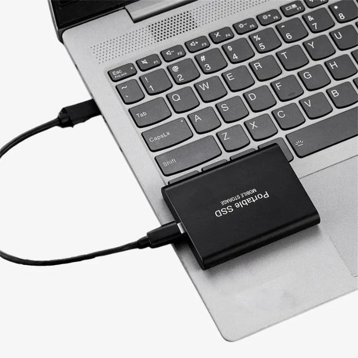Kompaktes externes SSD Laufwerk in der Hand, tragbar und schnell, ideal für mobilen Datenspeicher.