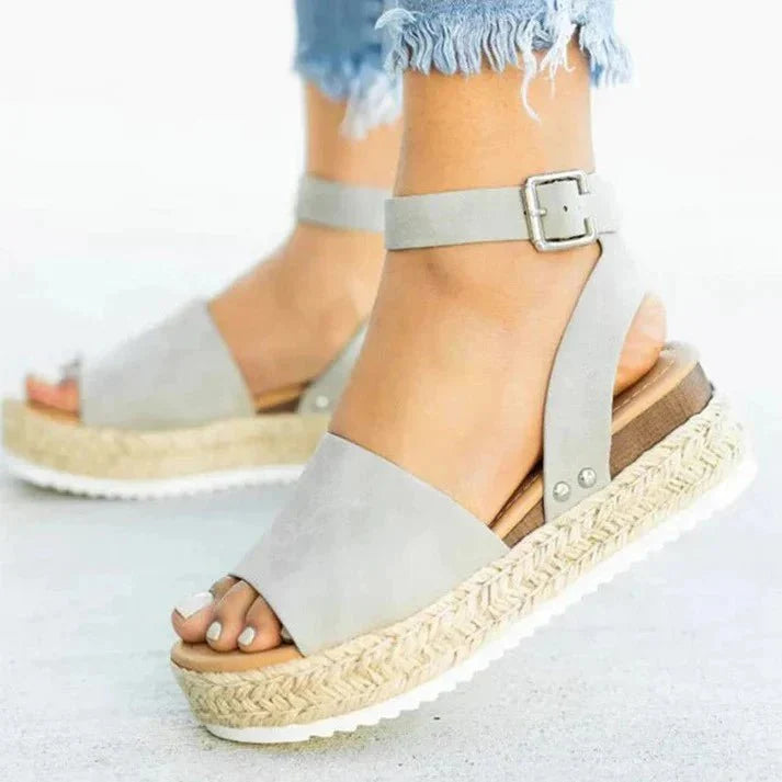 Modische Damen Plateau-Sandalen in elegantem Sommerstil. Perfekte Sommerschuhe für stilvolle Looks.