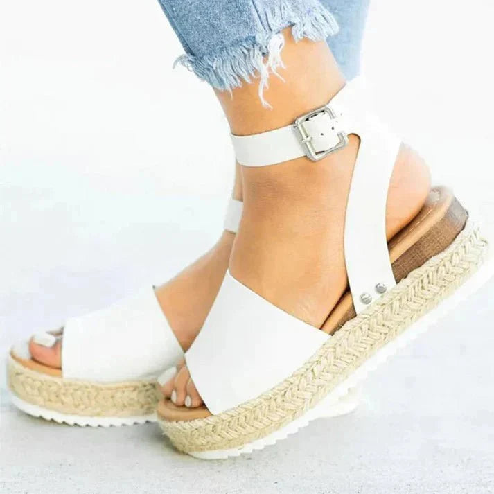 Trendige Damen Plateausandalen mit stabiler Sohle. Stylische Sommerschuhe für modische Frauen.