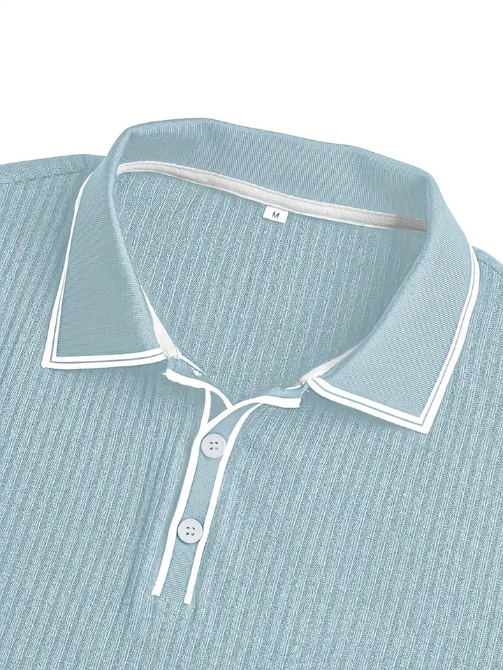 Perfekter Sitz des Regular Fit Herren Polos im Sommer