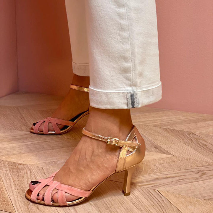 Modische rosa Peep-Toe High-Heel Sandalen für Damen. Farbenfrohe Absatzschuhe, perfekt für Sommerparties & Anlässe.