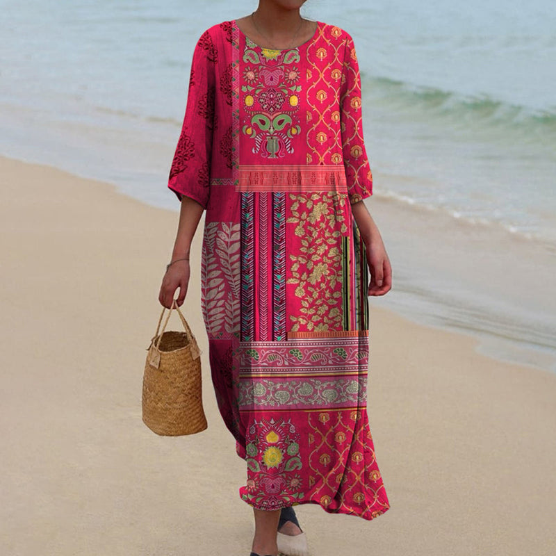 Farbenfrohes Damen Maxikleid im Ethno-Boho-Stil. Leichtes Sommerkleid mit Muster für Strand, Urlaub & Freizeit.