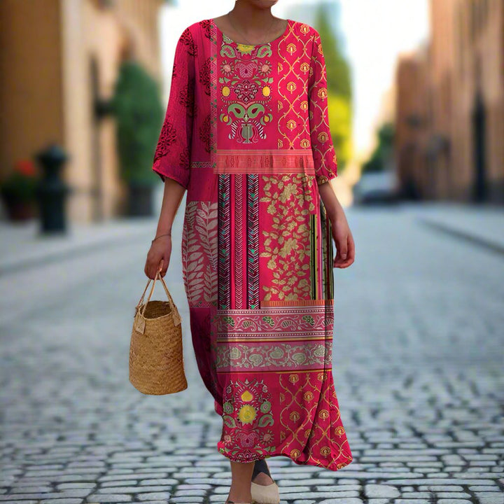 Langes Damen Sommer Maxikleid im entspannten Ethno-Boho-Stil. Farbenfrohes Strandkleid für Urlaub & Freizeit.