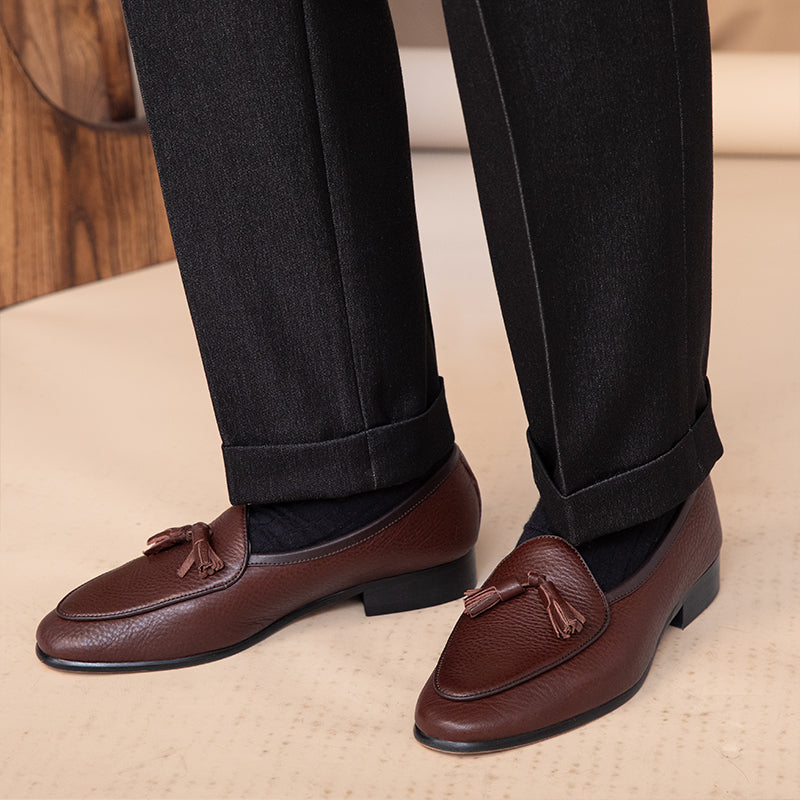 Handgefertigte Slipper für Herren aus feinem Material in Braun