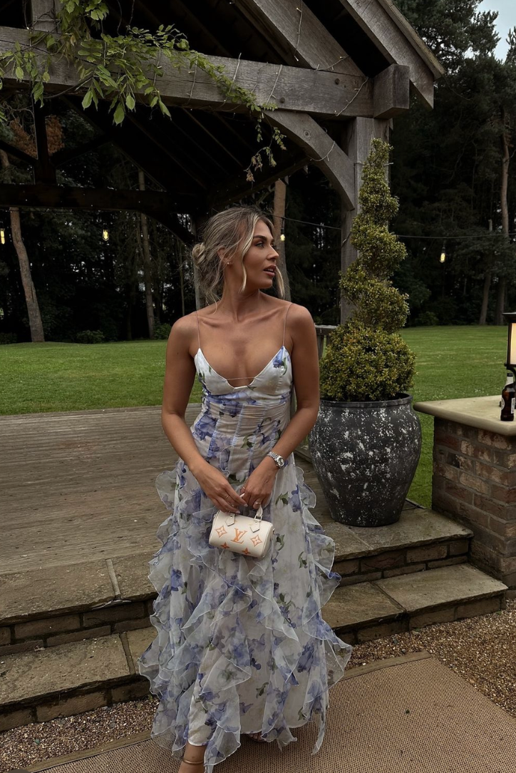 Vielseitiges Damen Maxikleid mit eleganten Blumen und Cut-Outs. Perfekt für Sommer, Freizeit, Urlaub und festliche Anlässe.