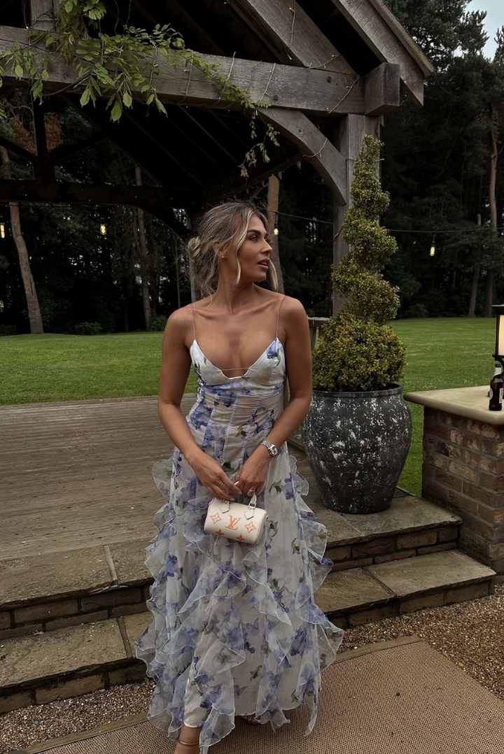Vielseitiges Damen Maxikleid mit eleganten Blumen und Cut-Outs. Perfekt für Sommer, Freizeit, Urlaub und festliche Anlässe.