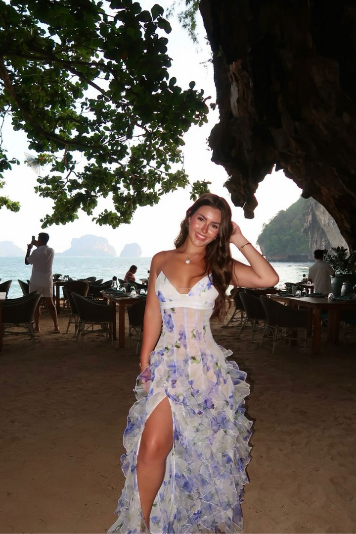 Feminines Damen Blumen Maxikleid mit modernen Cut-Outs. Ein leichtes, elegantes Sommerkleid, ideal für heisse Tage & Urlaub.