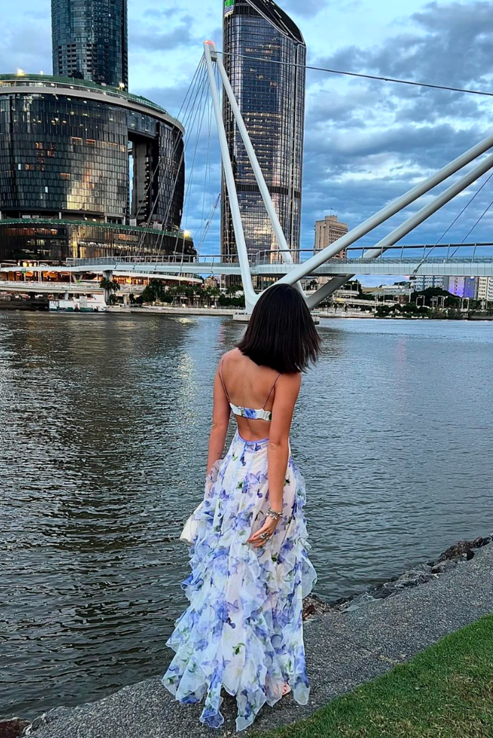 Schickes Damen Sommer Maxikleid mit lebendigem Blumenmuster und modischen Cut-Outs. Ideal für elegante Urlaubslooks.