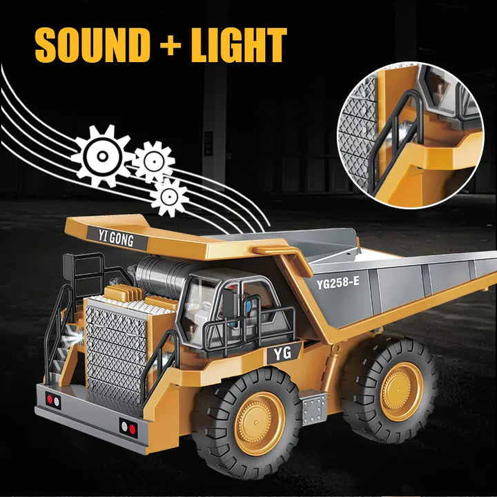 Ferngesteuerter Baustellen-LKW mit gelber Kippmulde, robustes Design, realistische Details auf sandigem Terrain.