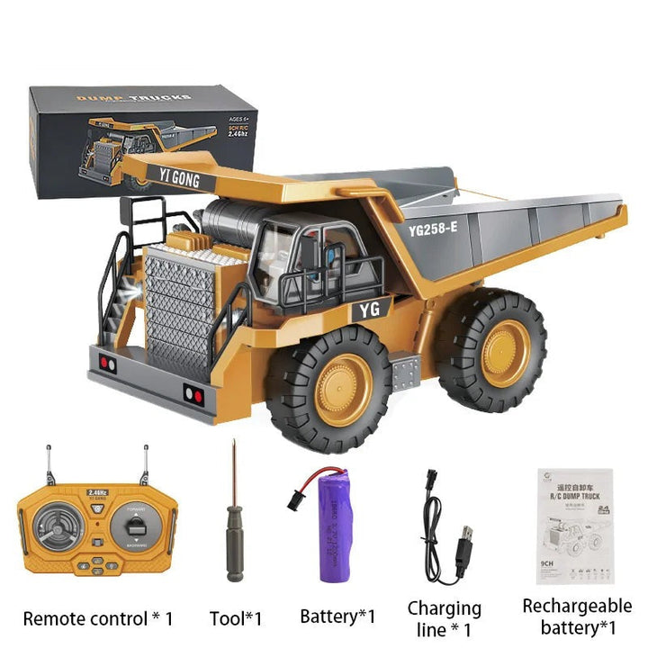 Ferngesteuerter Baustellen-LKW mit gelber Kippmulde, robustes Design, realistische Details auf sandigem Terrain.