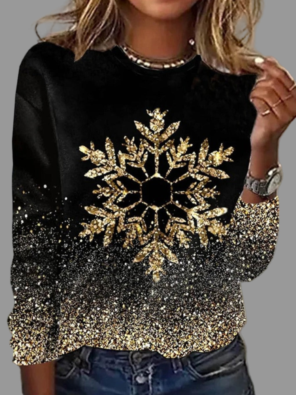 Festlicher Damen Weihnachts-Strickpullover mit Glitzer, Schneeflocken-Motiv für gemütliche Wintermode.