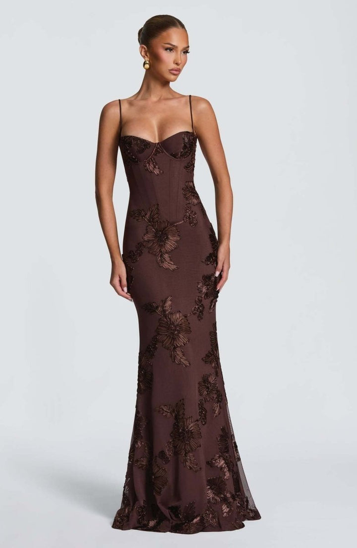 Elegantes Abendkleid lang mit floralen Details und offenem Rücken