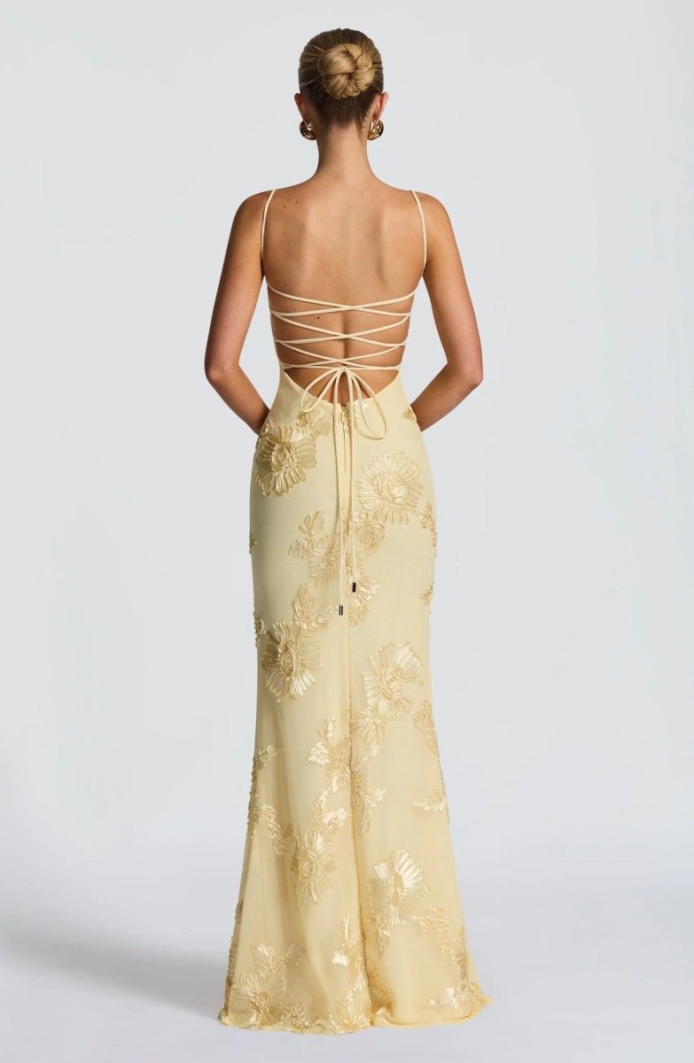 Schwarzes Abendkleid figurbetont mit filigranen Blumenapplikationen