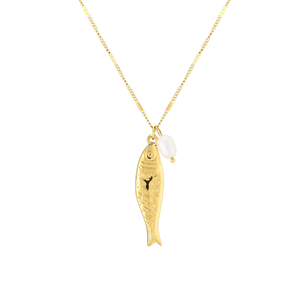 Damen Halskette mit Fisch Anhänger in Gold vor weißem Hintergrund