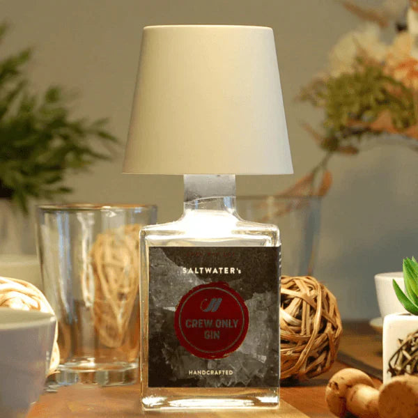 Handgefertigte Tischlampe aus Ginflasche, modernes Design, ideal für stilvolle Inneneinrichtung.