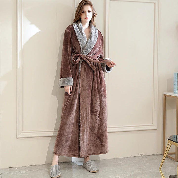 "Flauschiger Damenbademantel aus weichem Fleece in trendiger Farbe, ideal für gemütliche Sommerabende."