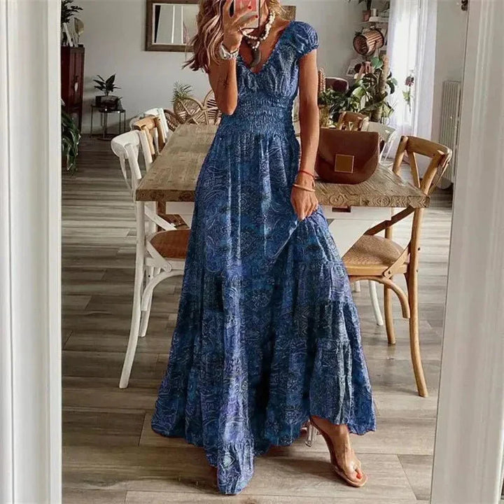 Fließendes Boho-Maxikleid mit hellem Muster, kurzärmelig, lockerer Schnitt für den Sommer.