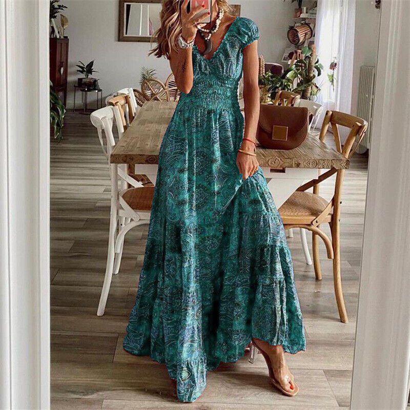 Fließendes Boho-Maxikleid mit hellem Muster, kurzärmelig, lockerer Schnitt für den Sommer.
