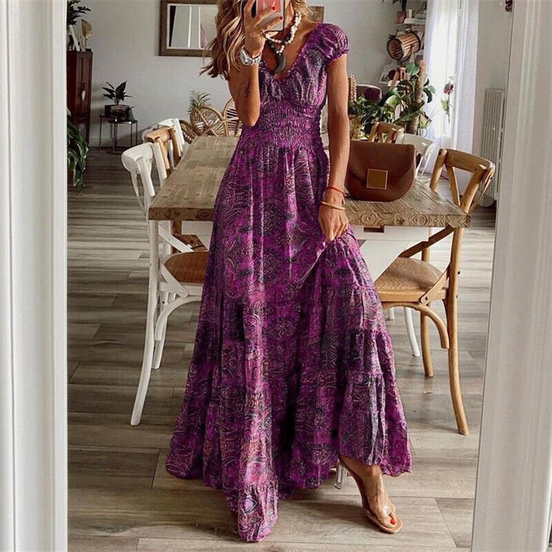 Fließendes Boho-Maxikleid mit hellem Muster, kurzärmelig, lockerer Schnitt für den Sommer.