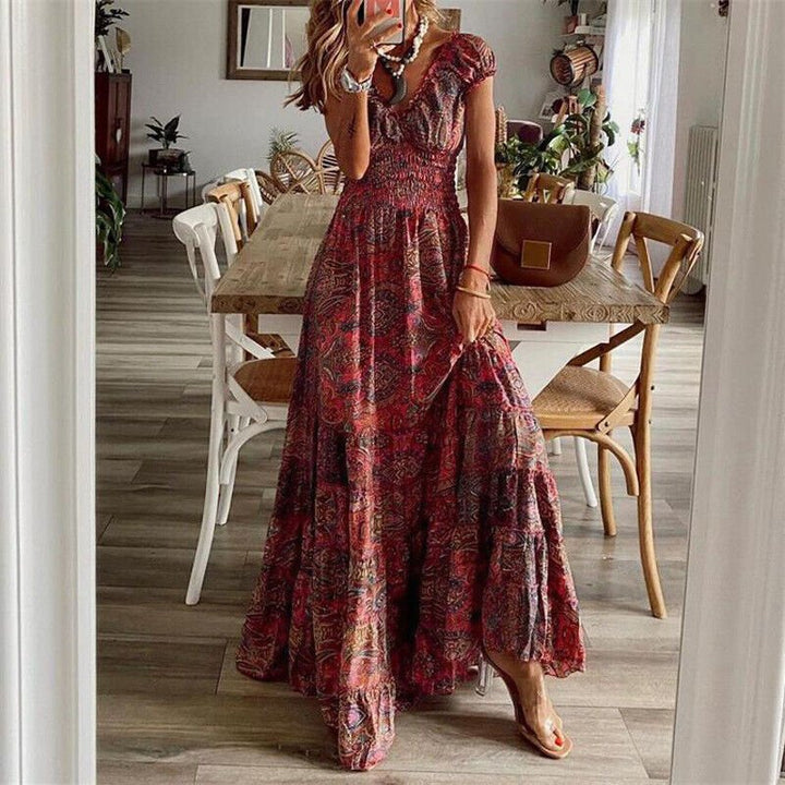 Fließendes Boho-Maxikleid mit hellem Muster, kurzärmelig, lockerer Schnitt für den Sommer.
