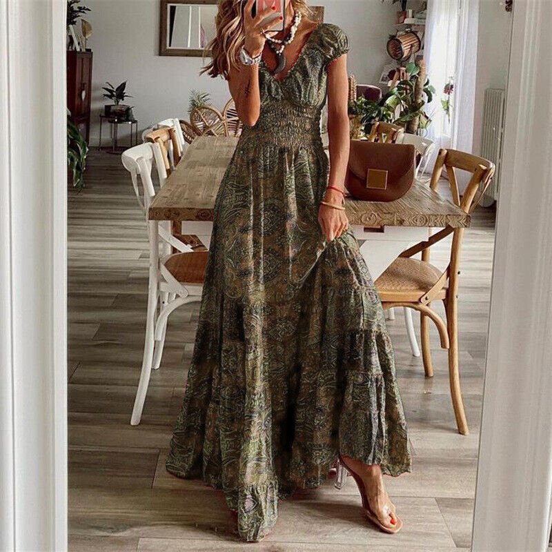 Fließendes Boho-Maxikleid mit hellem Muster, kurzärmelig, lockerer Schnitt für den Sommer.