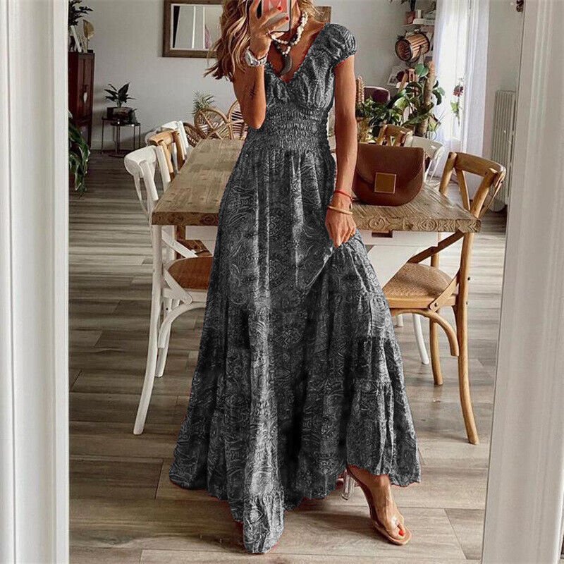 Fließendes Boho-Maxikleid mit hellem Muster, kurzärmelig, lockerer Schnitt für den Sommer.