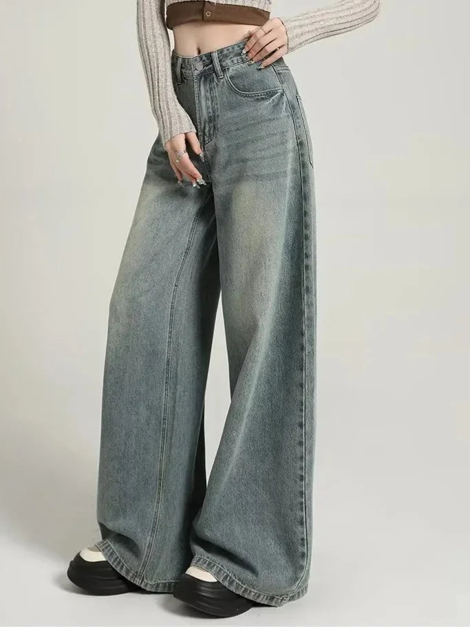 Frau trägt hochgeschnittene Baggy Jeans mit lockerer Passform, ideal für lässige Streetwear.