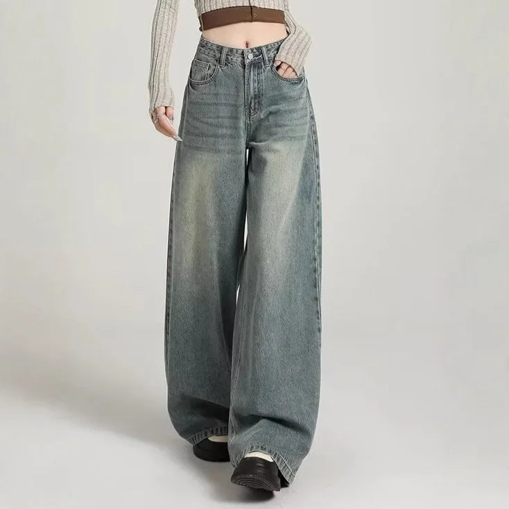 Detailaufnahme der lässigen hochgeschnittenen Damen Baggy Jeans, zeigt Stofftextur und Waschung.