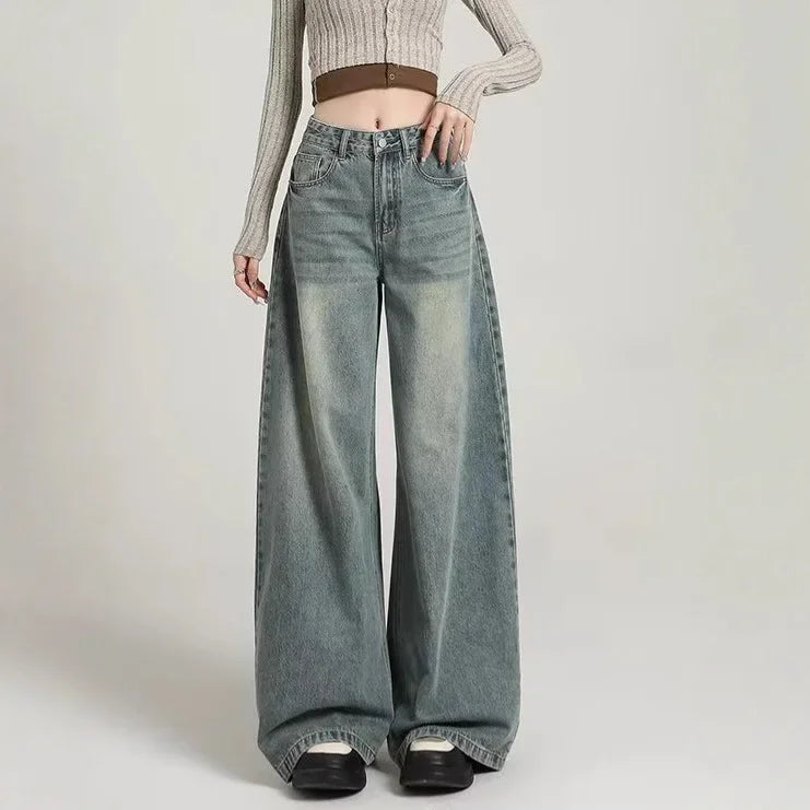 Model präsentiert bequeme hochgeschnittene Baggy Jeans mit lockerer Passform für einen trendigen Freizeit-Look.