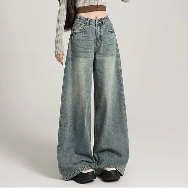 Trendige Damen Baggy Jeans, hochgeschnitten und locker sitzend, perfekt für Alltag und Streetwear-Stil.