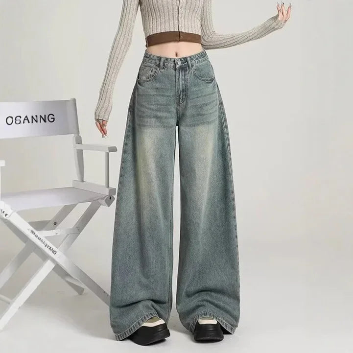 Seitenansicht der hochgeschnittenen Damen Baggy Jeans, betont weites Bein und entspannte Silhouette.