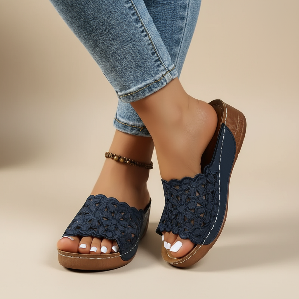 Damen ergonomische Sandalen in Blau mit floralen Ausschnitten