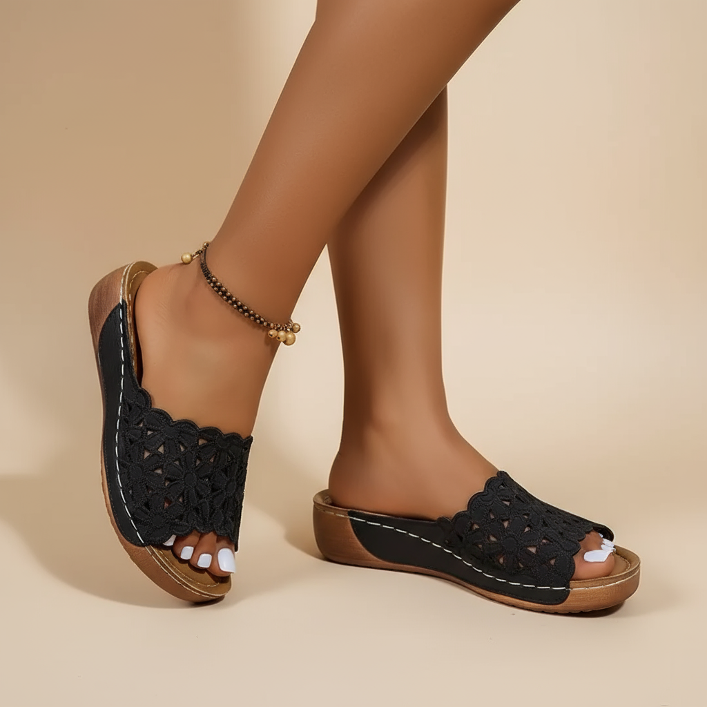 Nahaufnahme der floralen Details und der bequemen Sohle der Sandalen