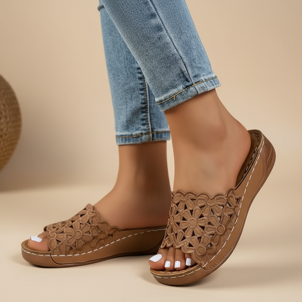 Braune Damen Slipper Sandalen mit Keilabsatz und Blumenmuster
