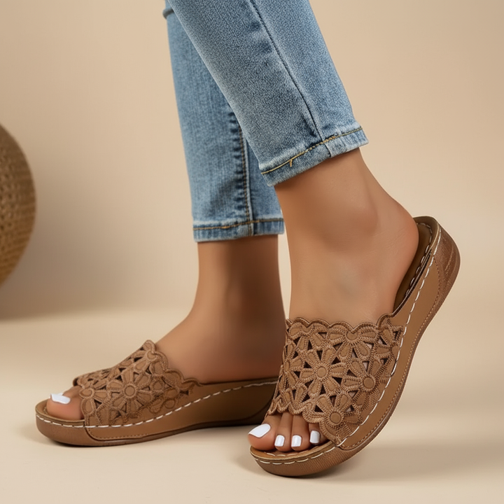 Braune Damen Slipper Sandalen mit Keilabsatz und Blumenmuster