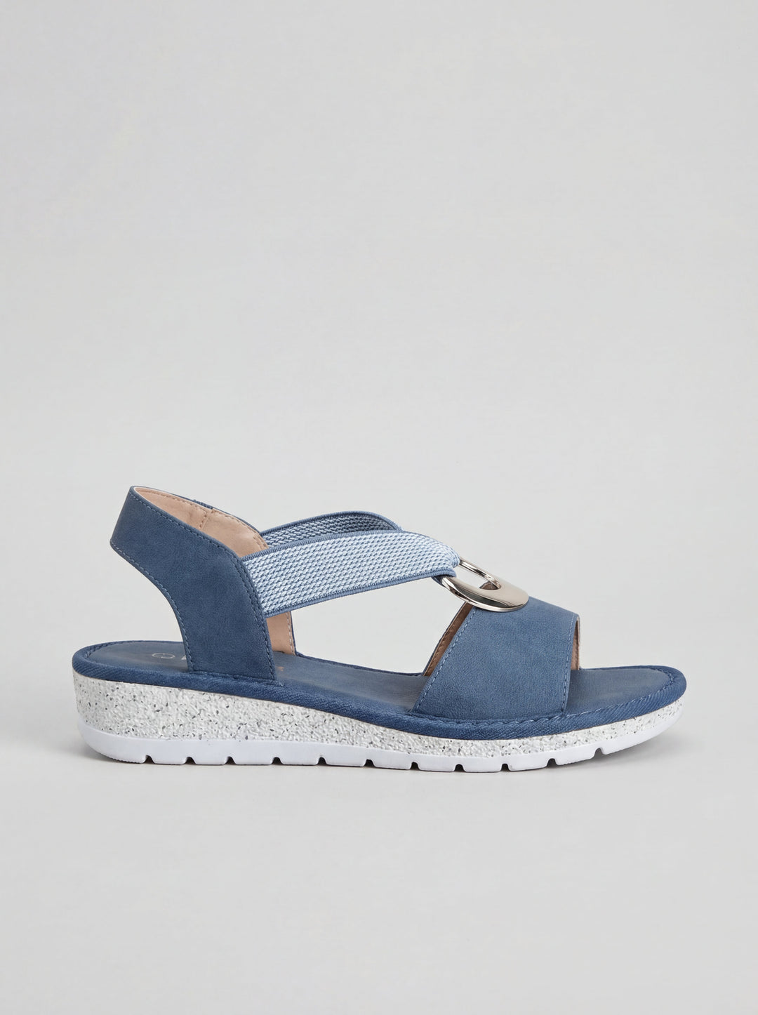 Bequeme Damen Küstensandalen, flach, mit eleganten Kreuzriemen. Perfekte orthopädische Komfortschuhe für den Urlaub.