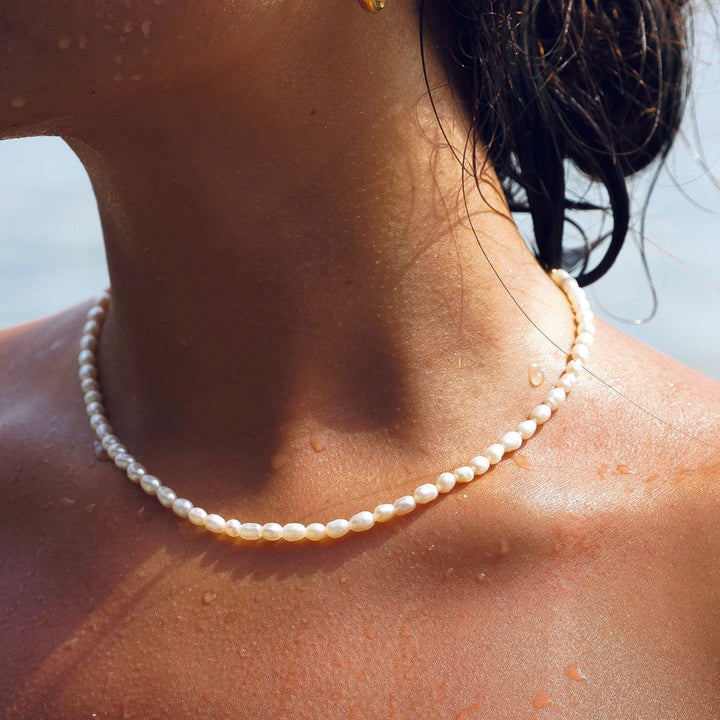 Damen Süßwasserperlen Choker Halskette nah am Hals getragen im Sonnenlicht