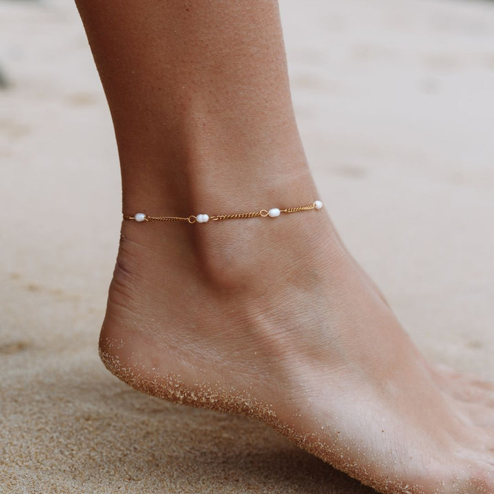 Damen Fußkettchen in Gold mit Süßwasserperlen am Fuß am Strand getragen