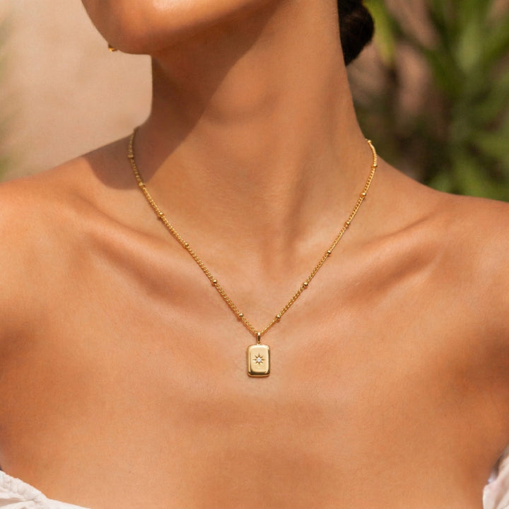 Damen Halskette mit filigranem Zirkonia-Anhänger in Gold am Hals getragen