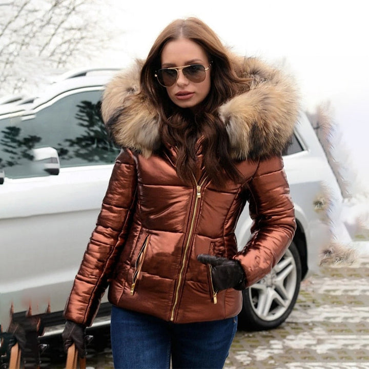 Detail der gesteppten Damen Winter Pufferjacke mit Kapuze, bietet optimalen Schutz vor Kälte und Wind.