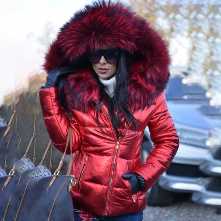 Stylische Damen Kapuzenjacke für den Winter, warm gefüttert und wetterfest, perfekt für Outdoor-Mode.
