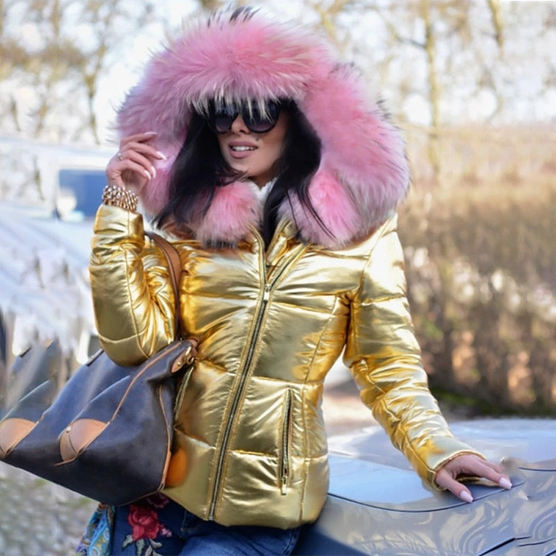 Warme Damen Pufferjacke mit hohem Kragen und Kapuze, ideal für optimalen Wetterschutz bei Schnee & Eis.