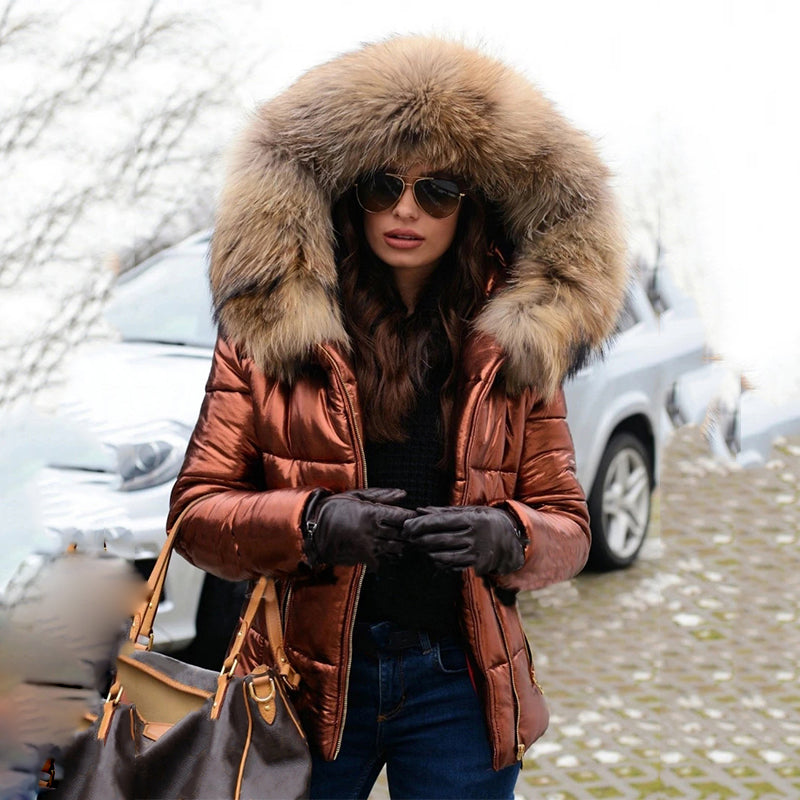 Detailansicht der Kapuze der warmen Damen Winterjacke, bietet extra Schutz und Gemütlichkeit im Schnee.